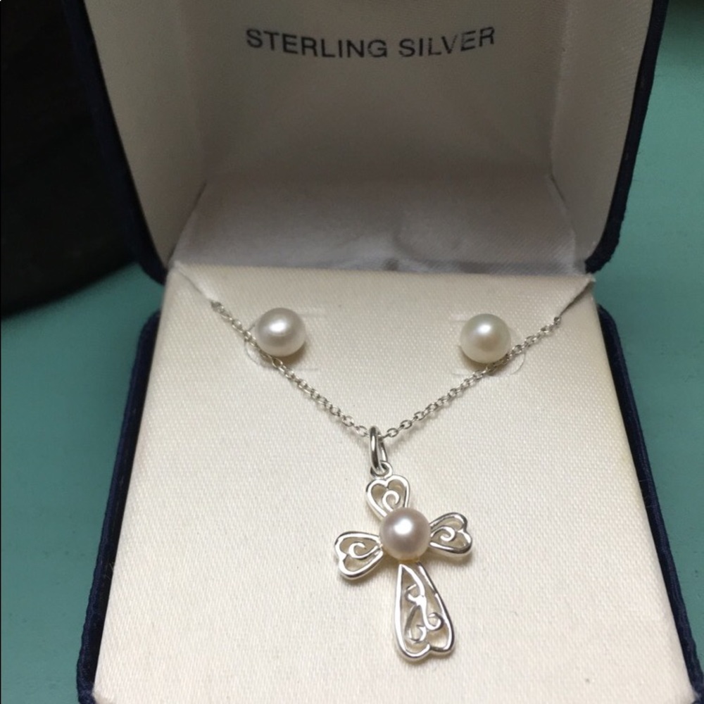 Silver and pearl jewelry set.